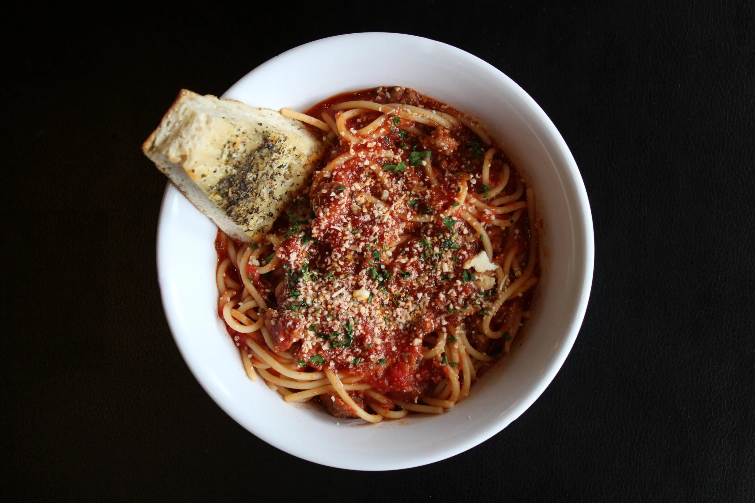 Wise Guys Pizzeria spaghetti with meat sauce and garlic bread